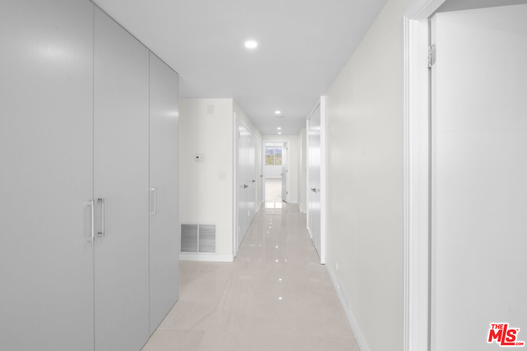 865 Comstock Avenue, Unit 10D/E Los Angeles, CA 90024 - Photo 18 of 49 a view of a hallway with a bathroom