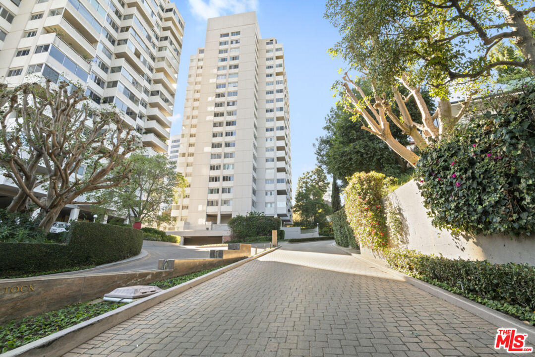 865 Comstock Avenue, Unit 10D/E Los Angeles, CA 90024 - Photo 2 of 49 a view of a city with tall buildings