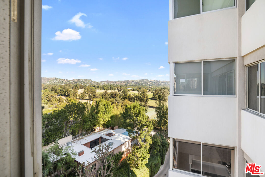 865 Comstock Avenue, Unit 10D/E Los Angeles, CA 90024 - Photo 22 of 49 a view of balcony