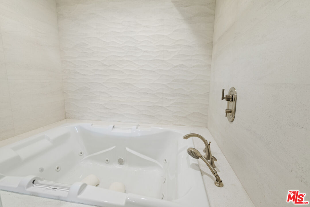 865 Comstock Avenue, Unit 10D/E Los Angeles, CA 90024 - Photo 27 of 49 a bathroom with a bathtub