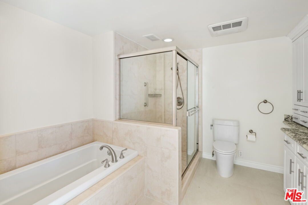 865 Comstock Avenue, Unit 10D/E Los Angeles, CA 90024 - Photo 30 of 49 a bathroom with a bathtub and a toilet