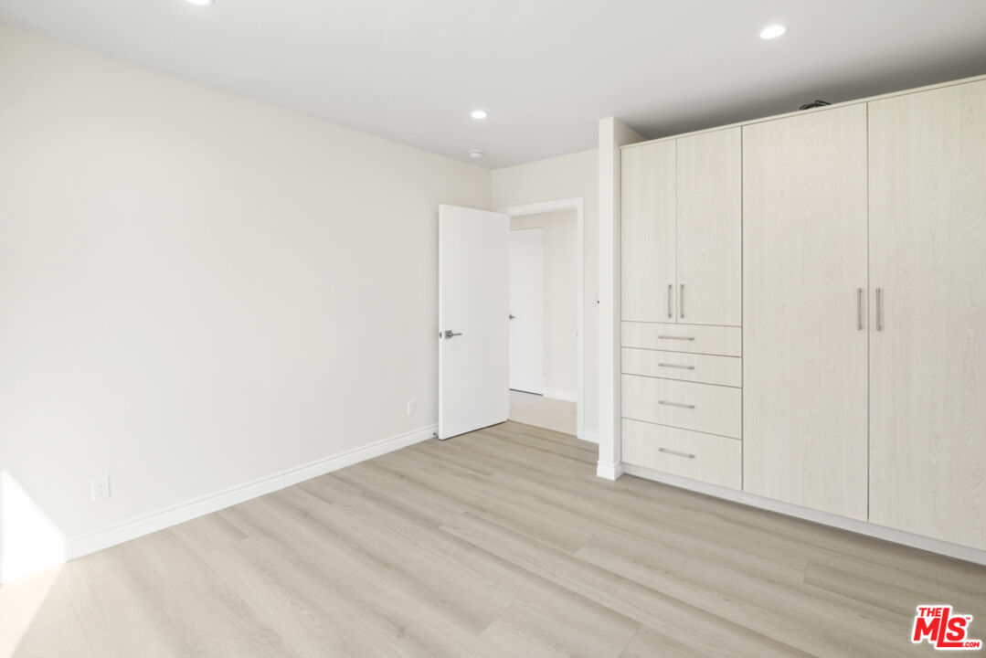 865 Comstock Avenue, Unit 10D/E Los Angeles, CA 90024 - Photo 34 of 49 an empty room with cabinet
