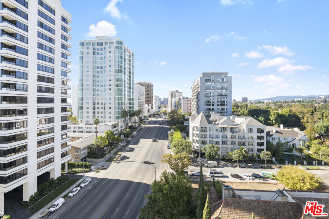 865 Comstock Avenue, Unit 10D/E Los Angeles, CA 90024 - Photo 9 of 49 a view of a city with tall buildings