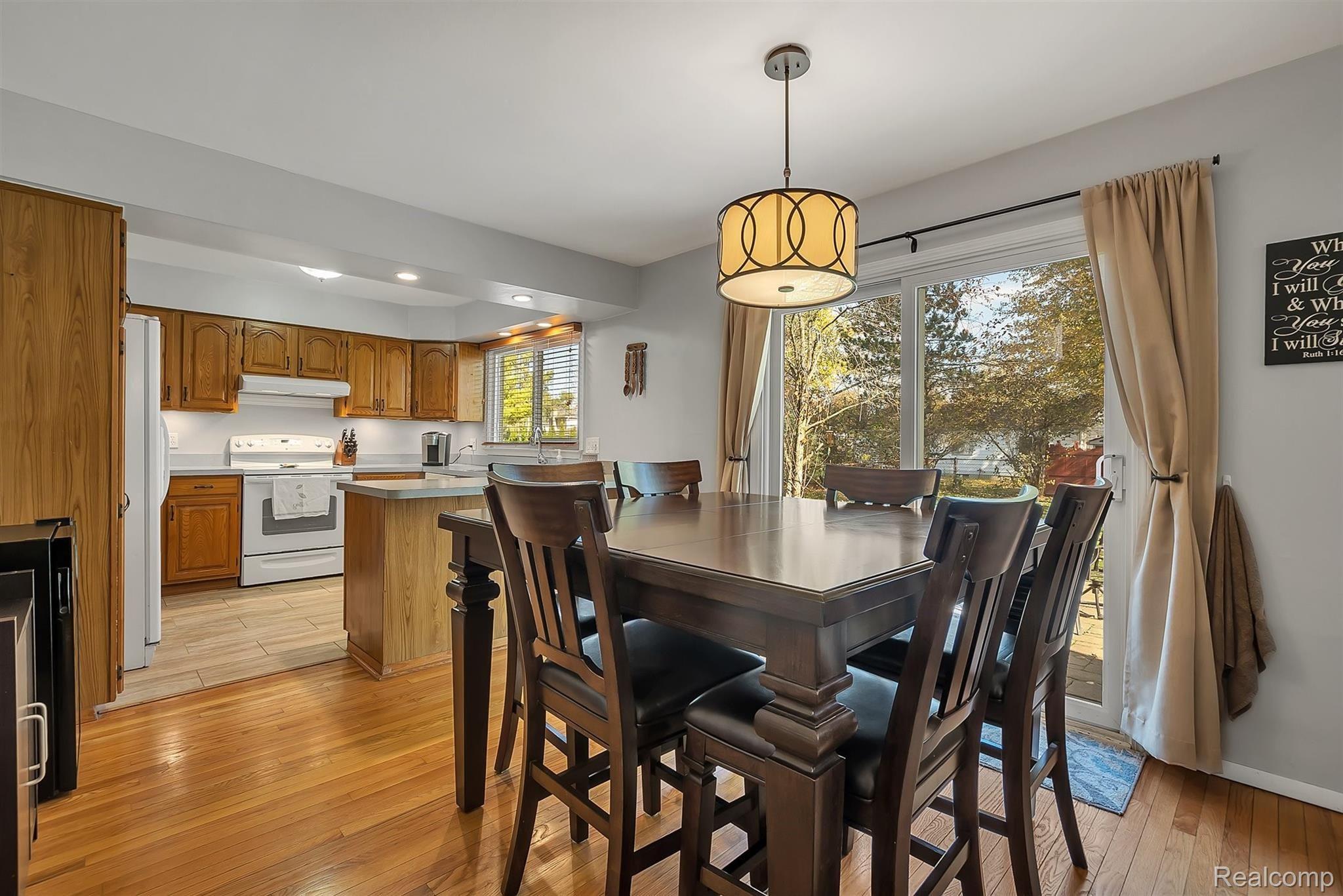 613 Merrimac Road Canton, MI 48188 - Photo 9 of 28 12-613 Merrimac Rd-windowstill-rea.jpg