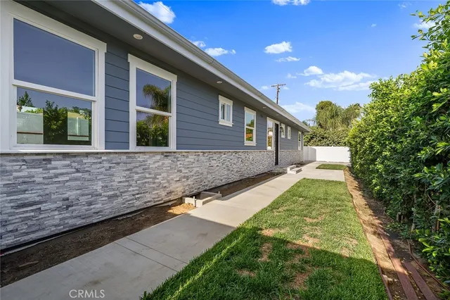 a view of an house with backyard