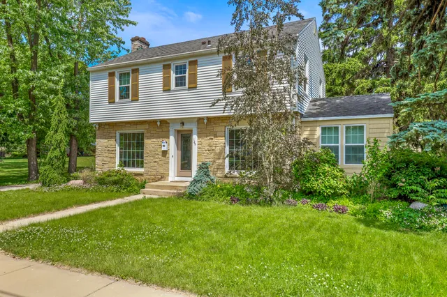 $364,900 | 129 South Jackson Street, Elkhorn, WI 53121