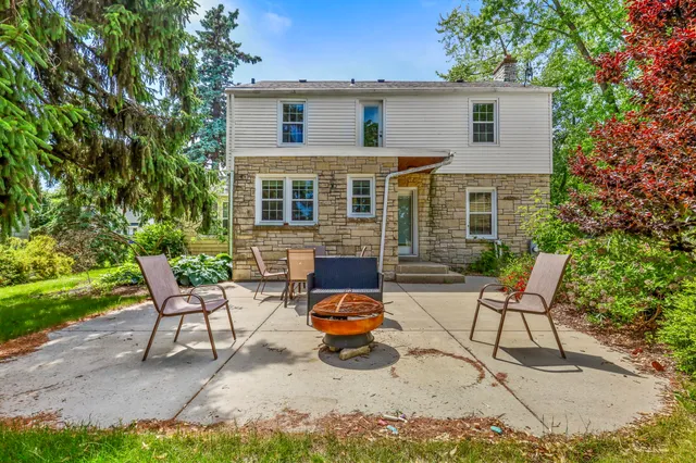 $364,900 | 129 South Jackson Street, Elkhorn, WI 53121