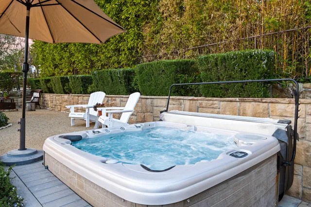 a view of sitting area with furniture