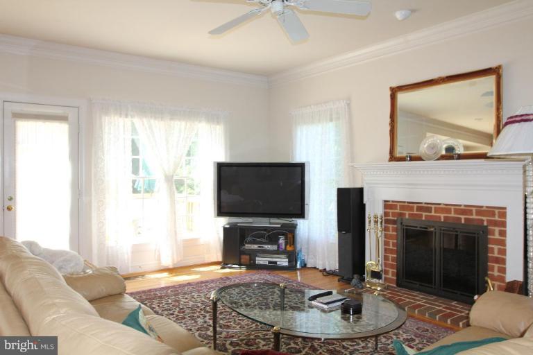 2640 Military Road Arlington, VA 22207 - Photo 13 of 19 Family Room