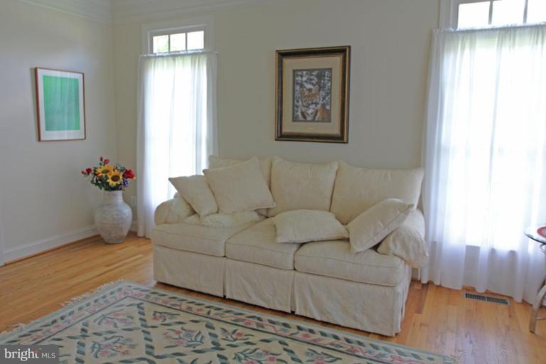 2640 Military Road Arlington, VA 22207 - Photo 8 of 19 Living Room