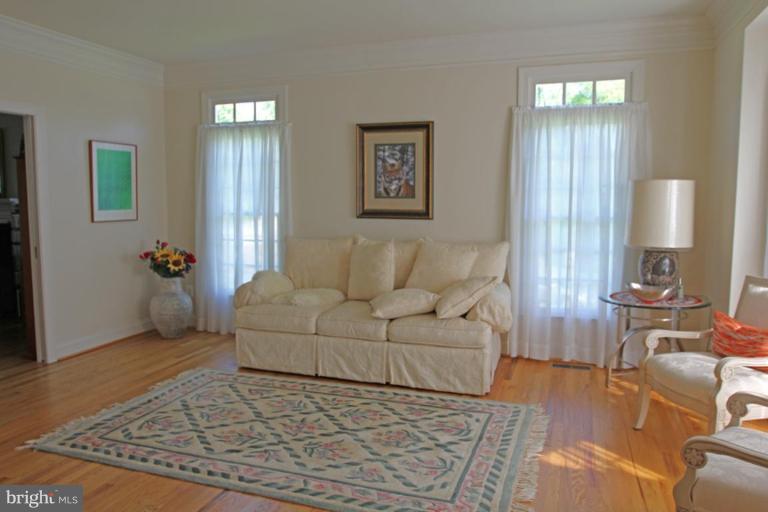 2640 Military Road Arlington, VA 22207 - Photo 9 of 19 Living Room #2