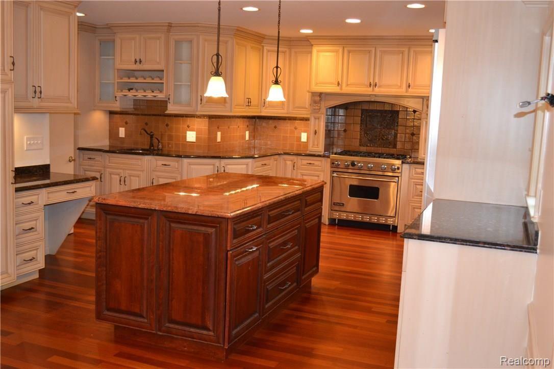 76 Webber Place Grosse Pointe, MI 48236 - Photo 18 of 30 kitchen2.JPG