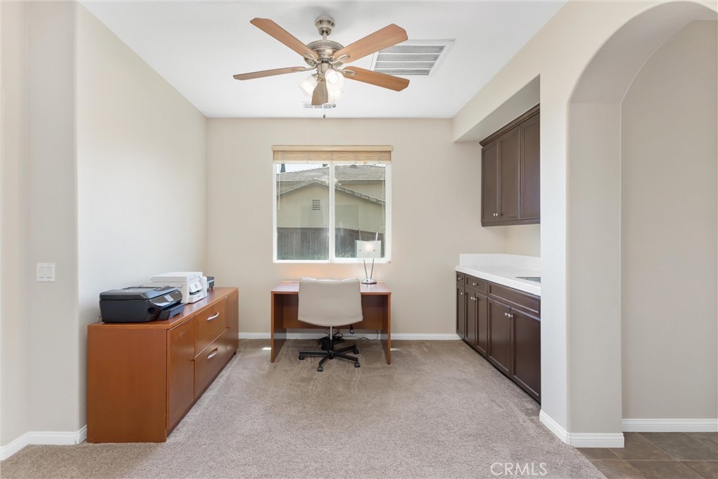 33369 Gold Mountain Road Yucaipa, CA 92399 - Photo 24 of 65 Primary suite sitting area with wet bar
