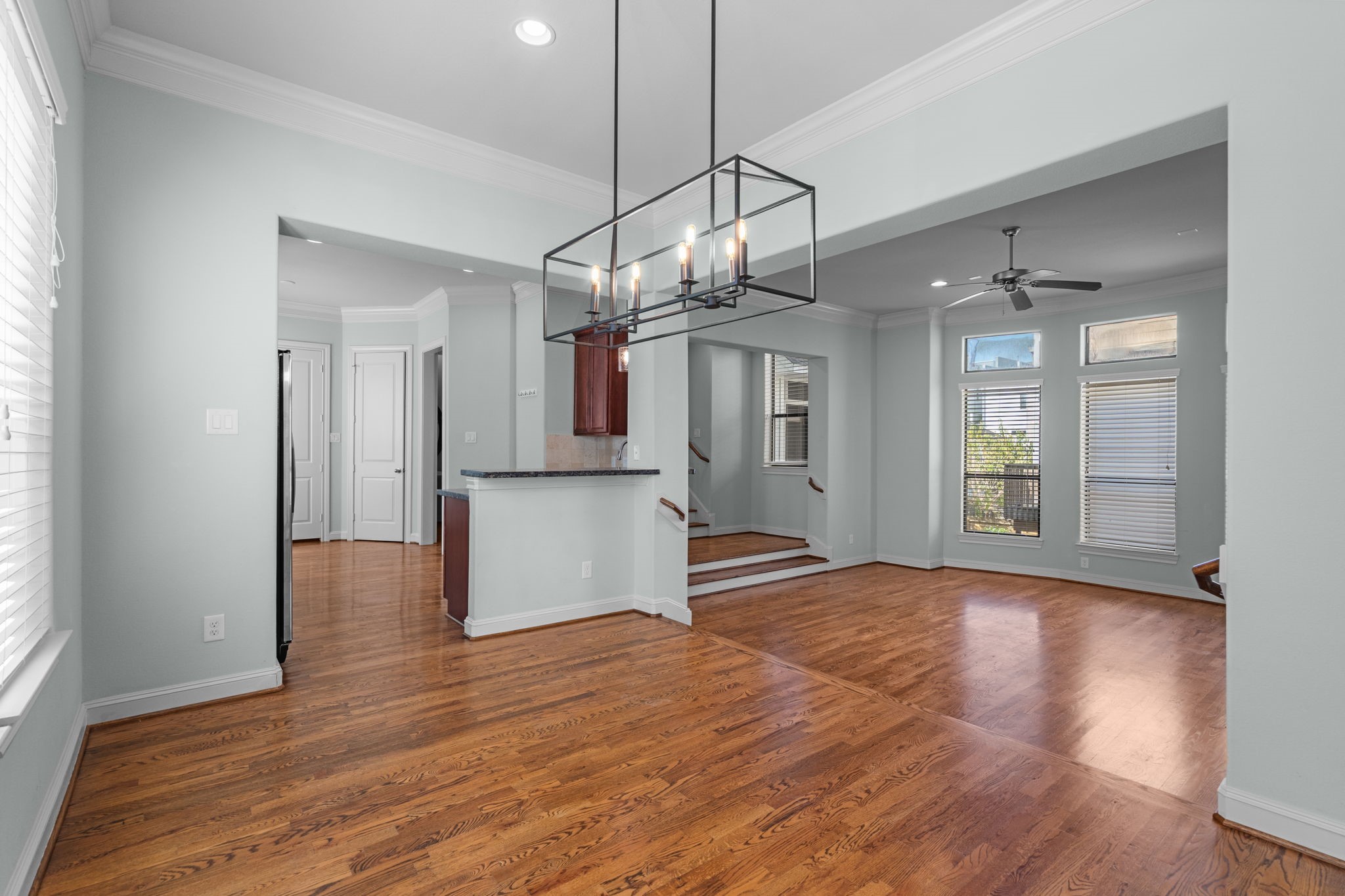 5617 Kiam Street, Unit A Houston, TX 77007 - Photo 11 of 21 Dining room - The house has ample windows! Tons of natural light!