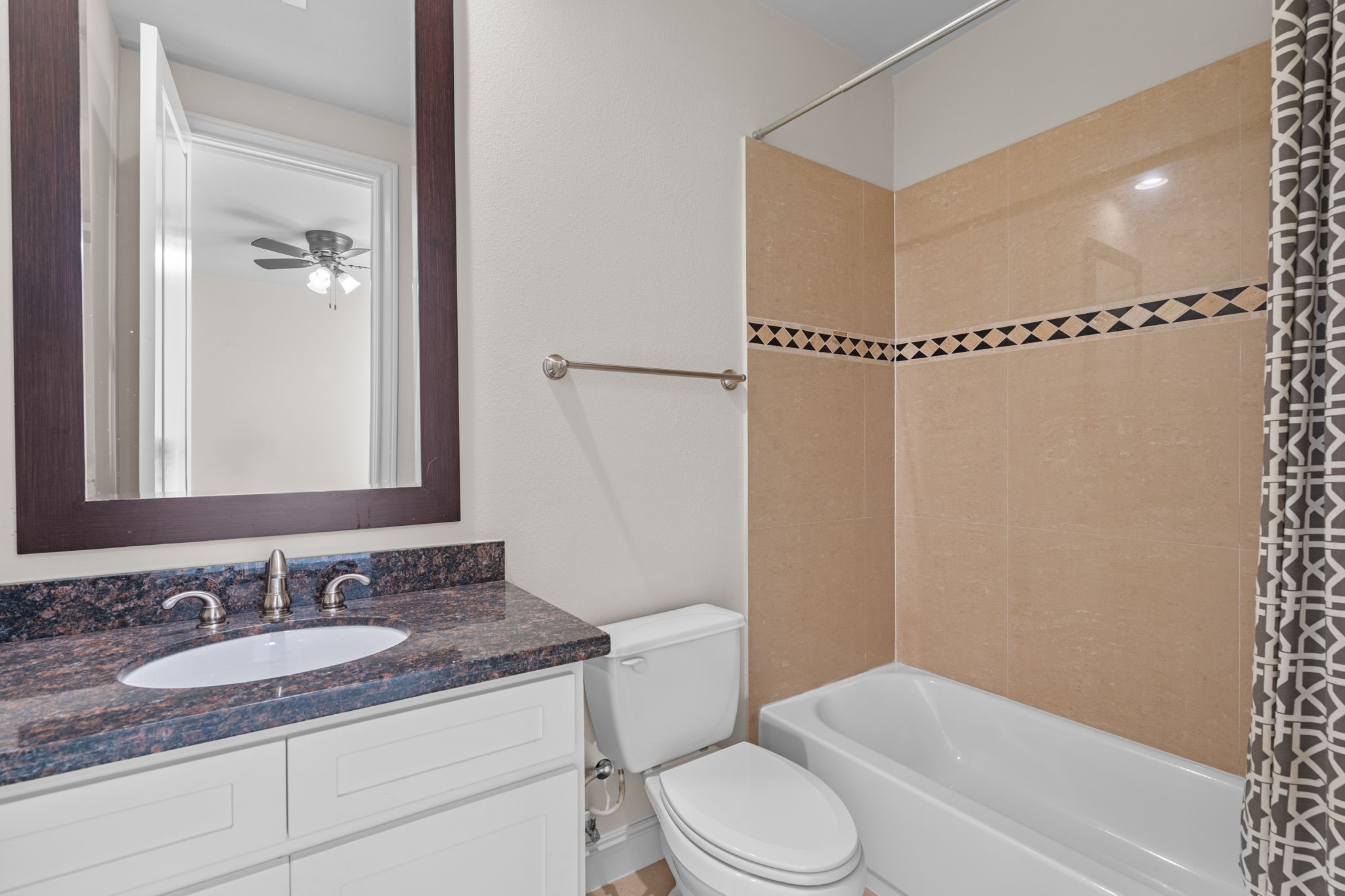 5617 Kiam Street, Unit A Houston, TX 77007 - Photo 20 of 21 Full bathroom - Located on the first floor.