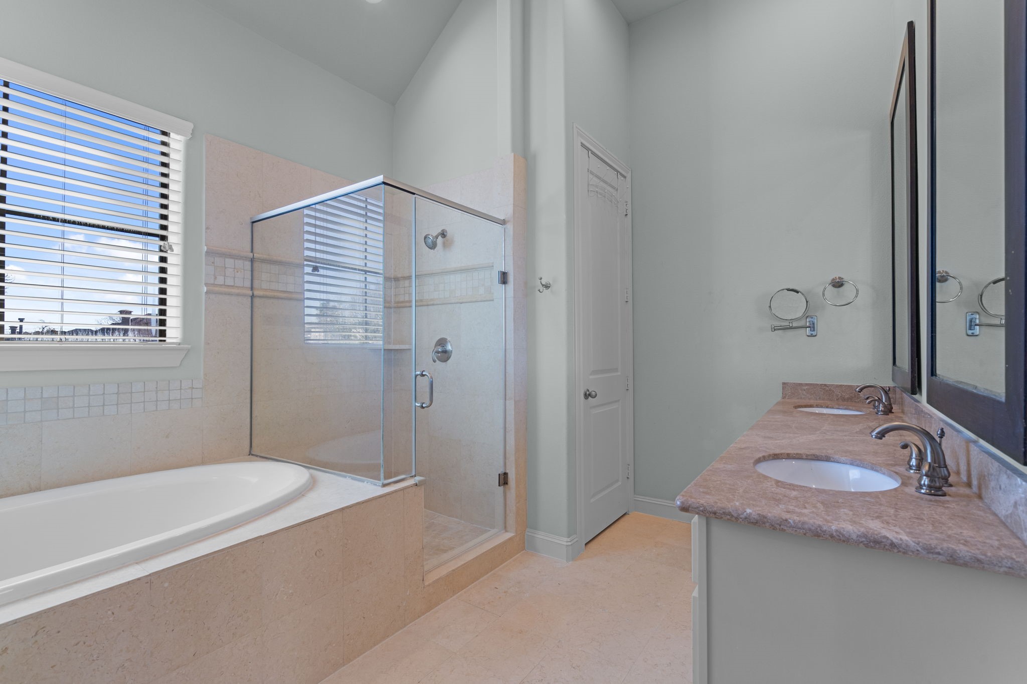 5617 Kiam Street, Unit A Houston, TX 77007 - Photo 4 of 21 Primary bathroom - Soaking tub, and a Stand up shower!