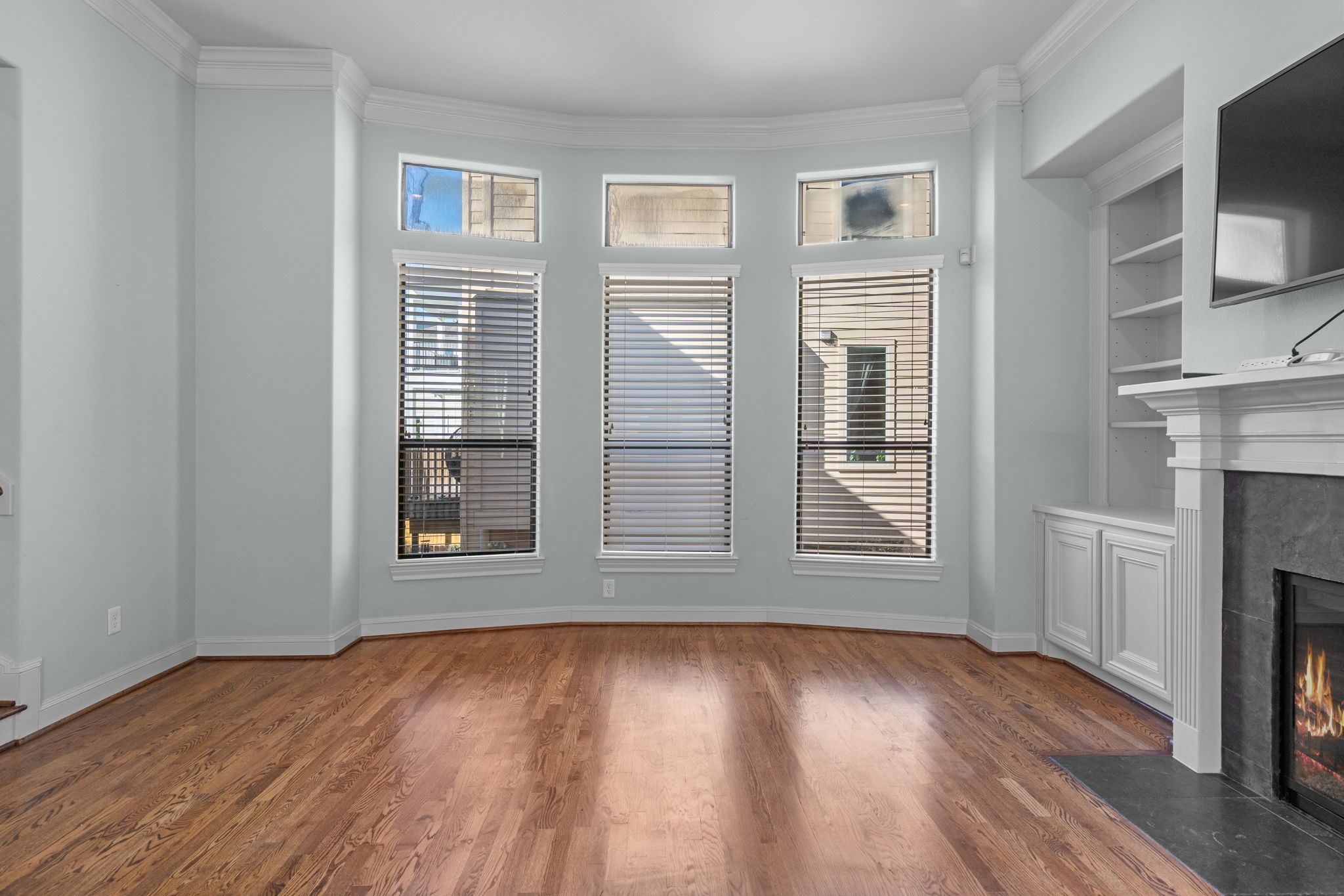 5617 Kiam Street, Unit A Houston, TX 77007 - Photo 10 of 21 Living room - Real Hardwood floors throughout!