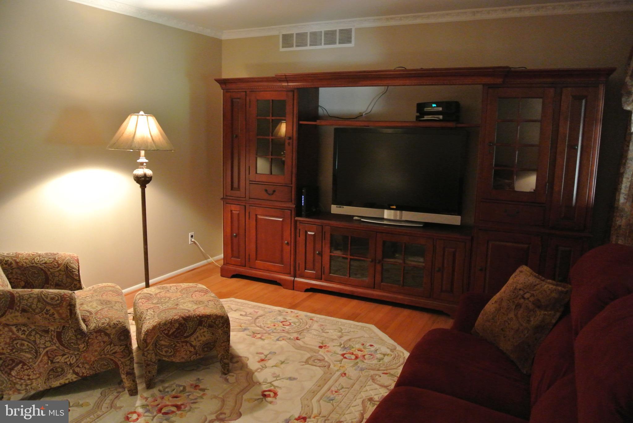 6903 Circle Road Baltimore, MD 21220 - Photo 11 of 26 Living room