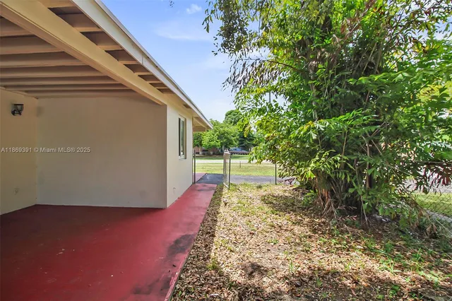 a view of a backyard