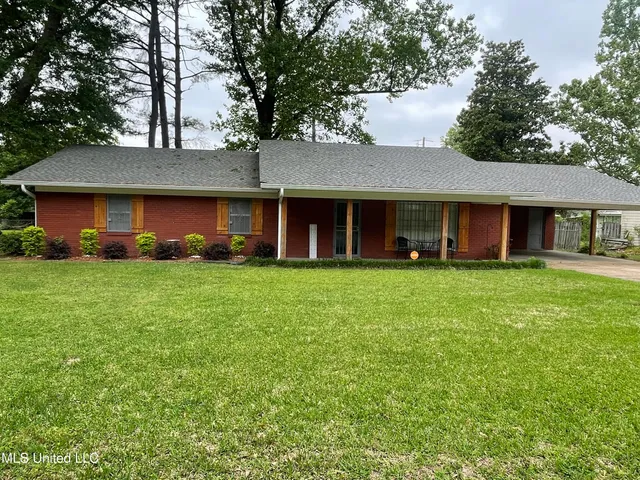 $185,000 | 2221 Country Club Drive, Yazoo City, MS 39194