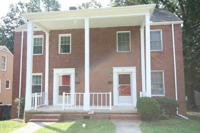 a view of front of a house with a yard