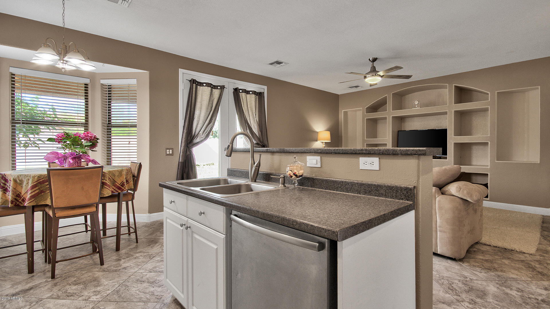 11066 East Cholla Road Mesa, AZ 85207 - Photo 7 of 17 Kittchen Island