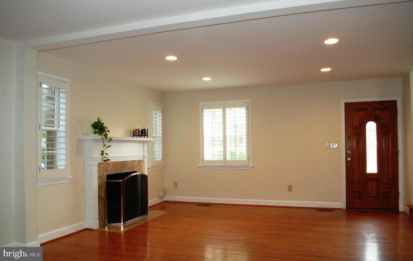 5511 Greentree Road Bethesda, MD 20817 - Photo 3 of 26 Living Room