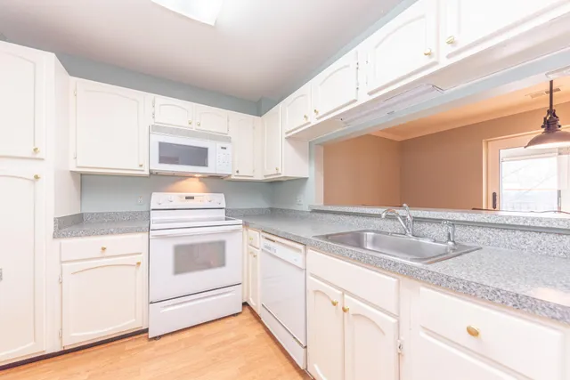 $215,000 | 18025 University Park Drive, Unit 51, Livonia, MI 48152