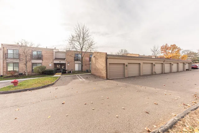 $215,000 | 18025 University Park Drive, Unit 51, Livonia, MI 48152