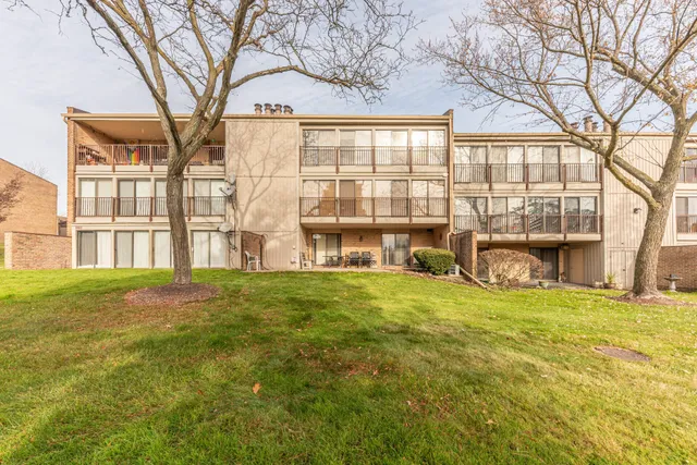 $215,000 | 18025 University Park Drive, Unit 51, Livonia, MI 48152