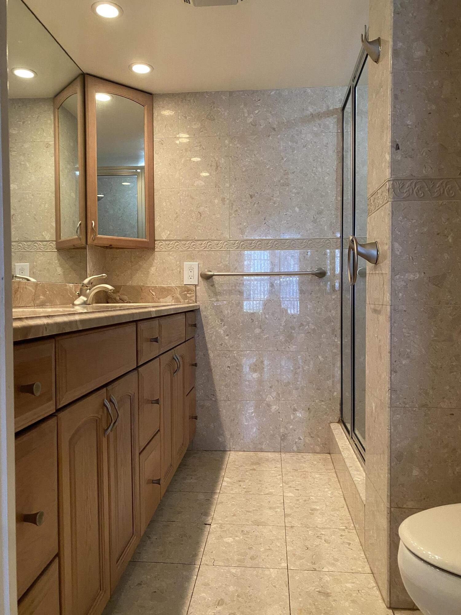 15 Royal Palm Way, Unit 107 Boca Raton, FL 33432 - Photo 14 of 44 Primary Bathroom