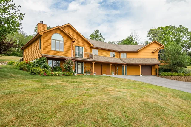 $499,900 | 4 Old Meadow Court, Livonia, NY 14487