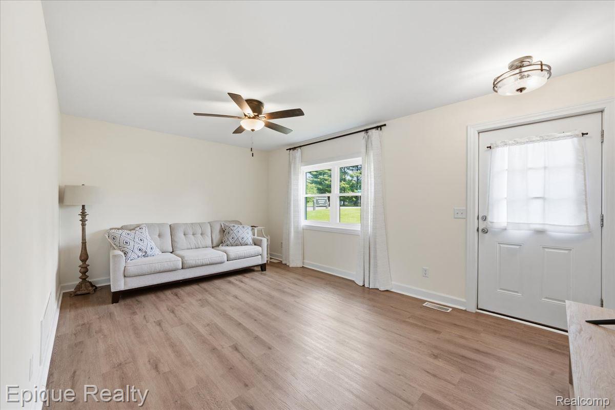 12272 East Mt Morris Road Davison, MI 48423 - Photo 7 of 39 07-37-DSC04083.jpg