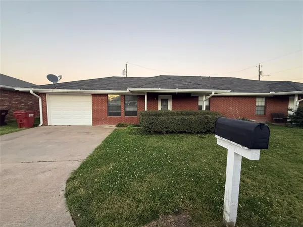 $1,050 | 2502 Patrick Drive, Bonham, TX 75418