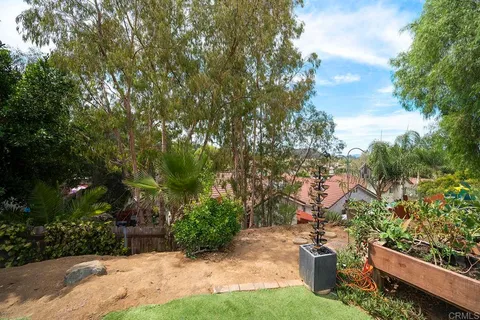 a view of a backyard