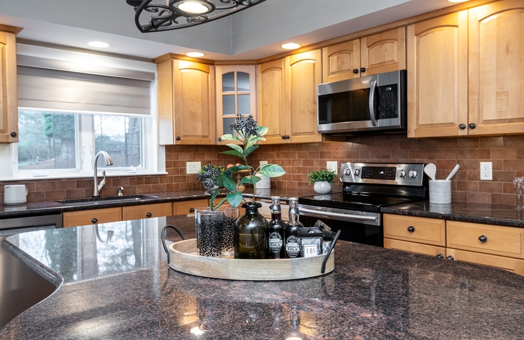 12 Ledgewood Road Saugus, MA 01906 - Photo 13 of 42