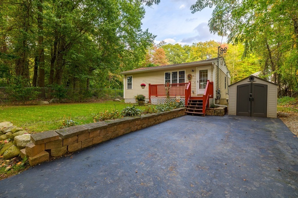 a view of a house with backyard and garden