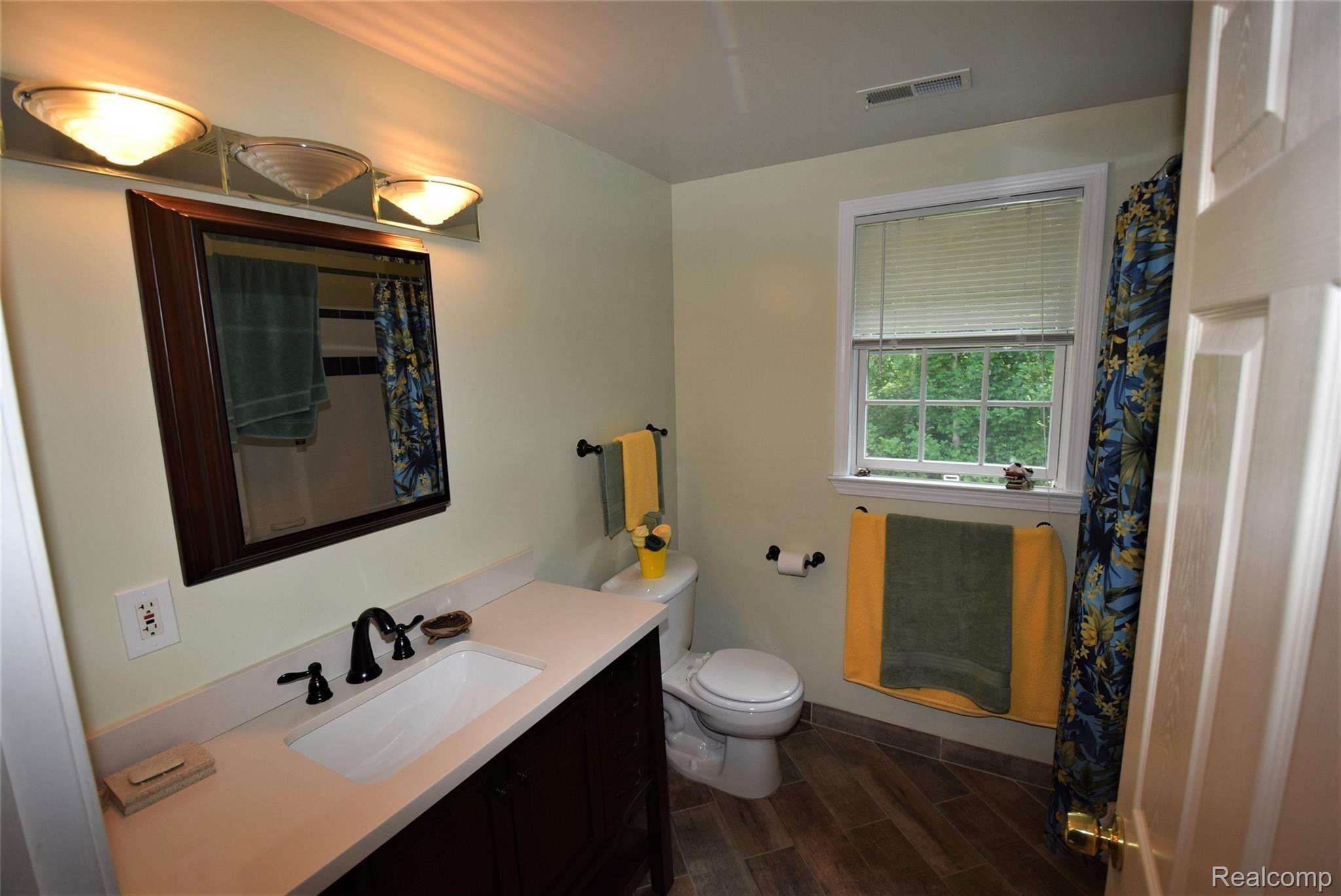 13586 Hannan Road Romulus, MI 48174 - Photo 26 of 64 Second of the two full bathrooms upstairs