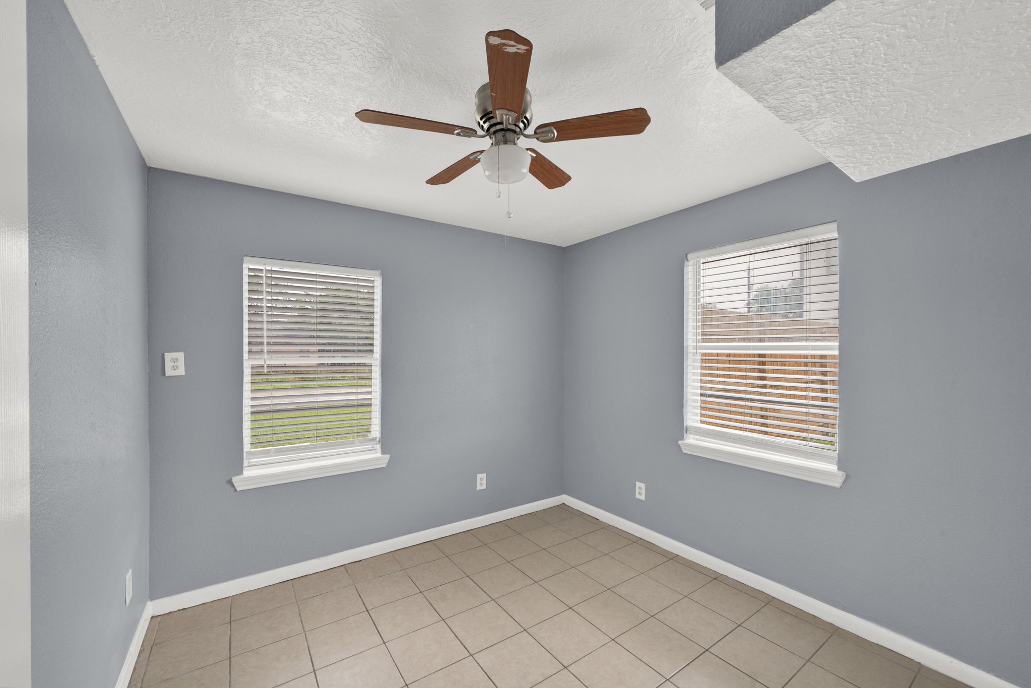 904 Beverly Avenue, Unit 6 Pasadena, TX 77506 - Photo 19 of 32 a view of an empty room with a window