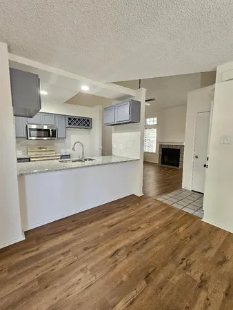 $1,950 | 863 Valleybrooke Drive, Arlington, TX 76001