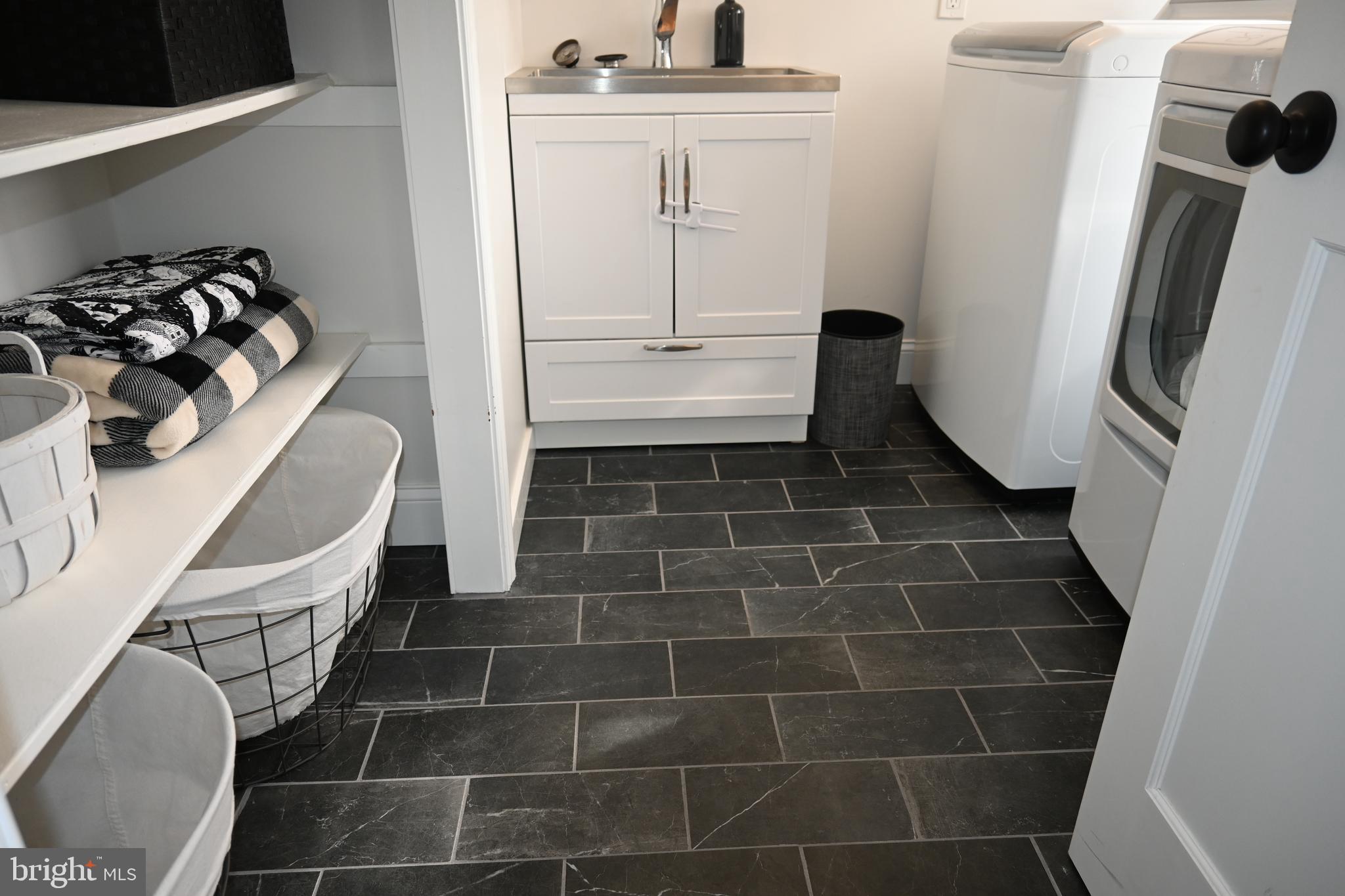 514 Springview Lane Springfield, PA 19064 - Photo 18 of 33 a bathroom with a toilet and a mirror