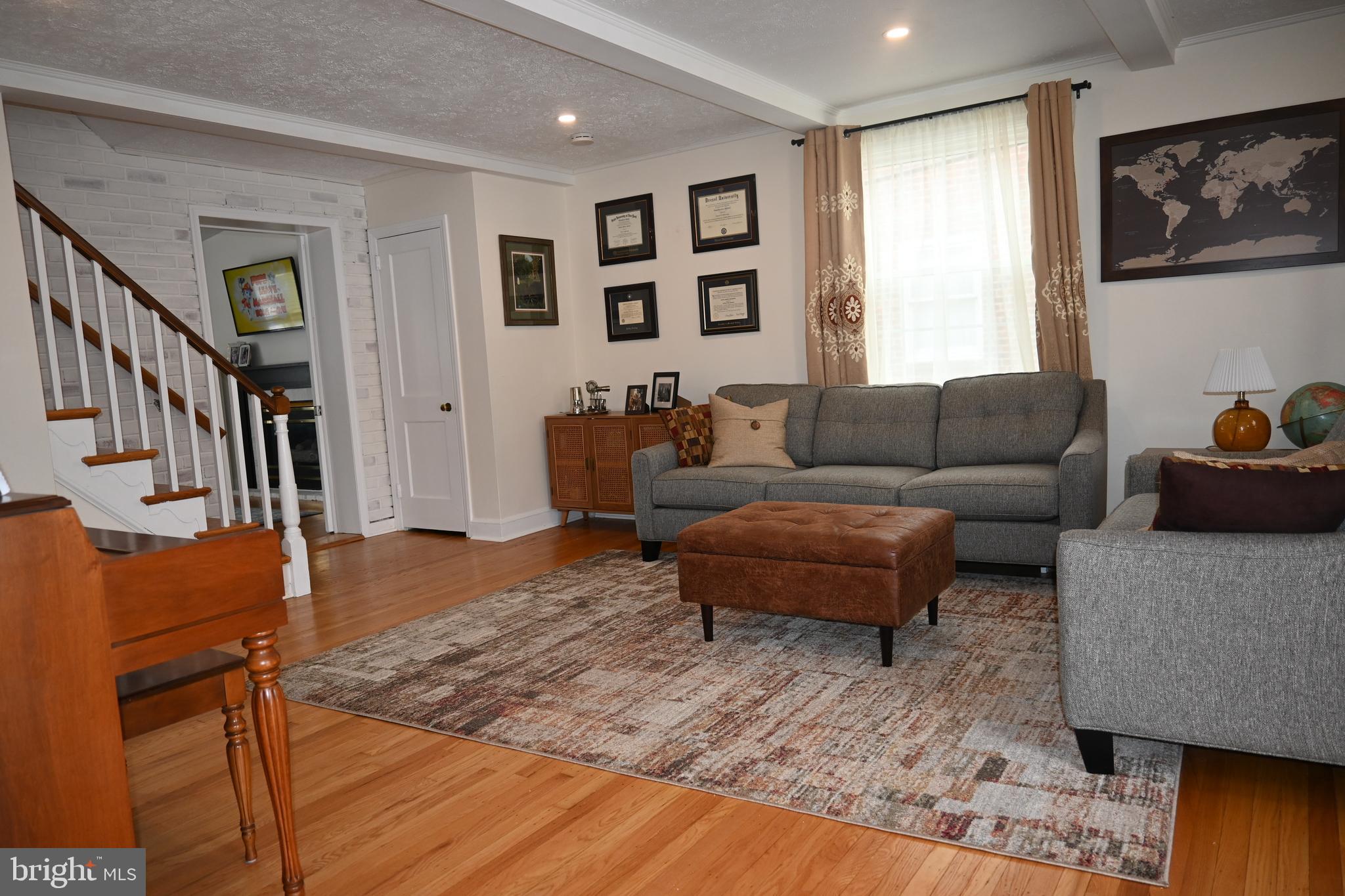 514 Springview Lane Springfield, PA 19064 - Photo 5 of 33 a living room with furniture and wooden floor