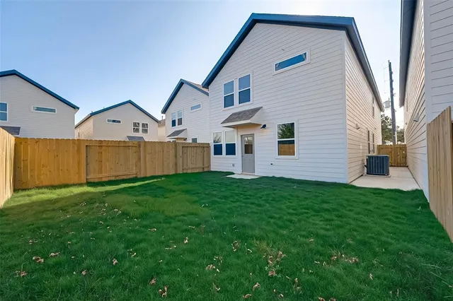 a view of a house with backyard