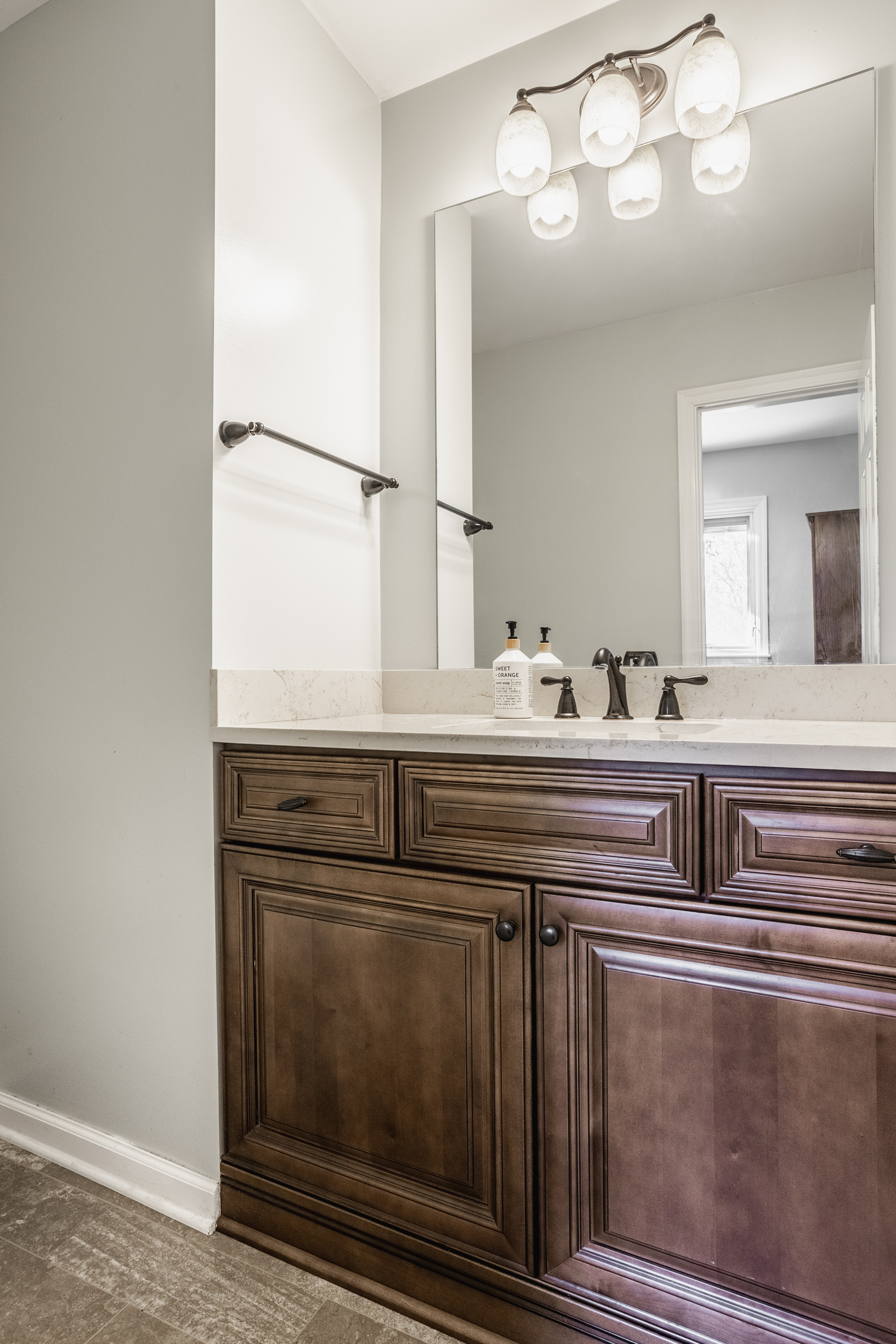 8073 Claridge Road Indianapolis, IN 46260 - Photo 17 of 28 Gallery Image 17