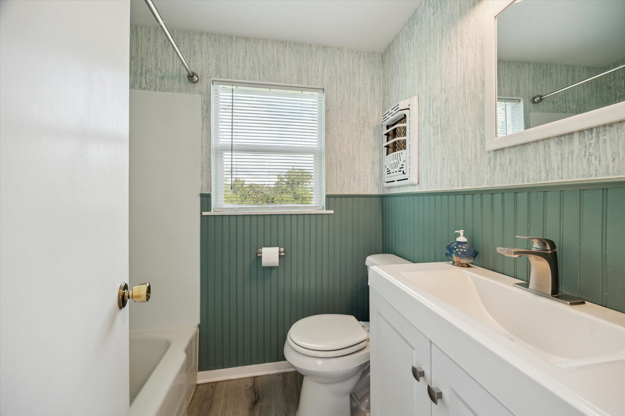 29331 County Road 25 Damon, TX 77430 - Photo 9 of 26 Full bathroom