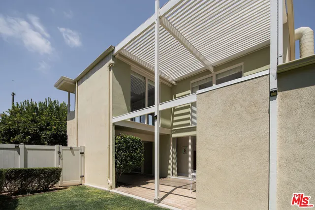 a view of a house with backyard
