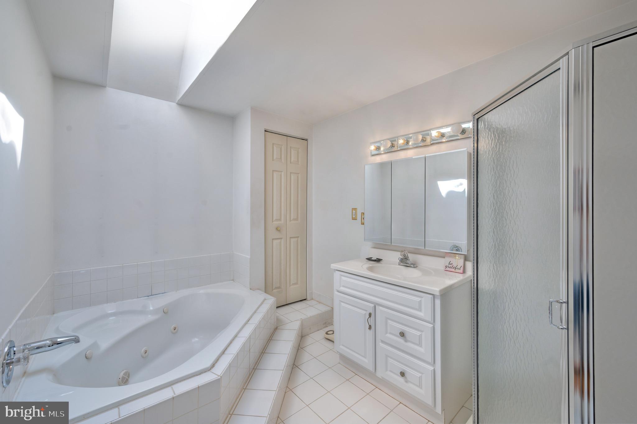 13360 Susan Terrace Philadelphia, PA 19116 - Photo 14 of 29 a bathroom with a tub sink and mirror