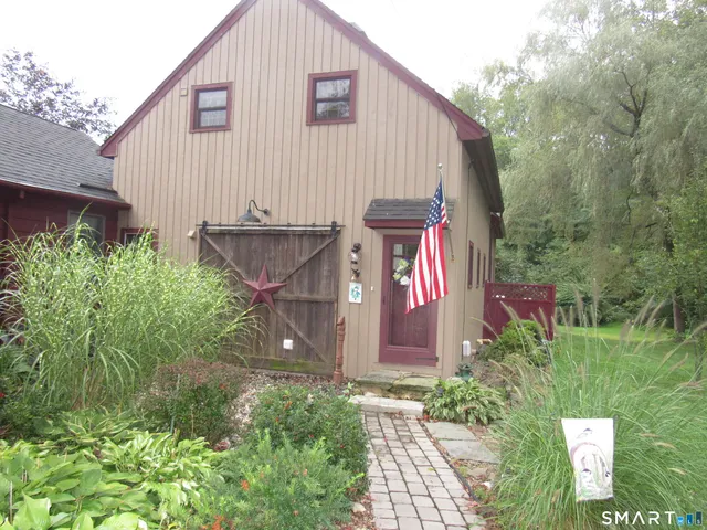 a view of a house with backyard and plants
