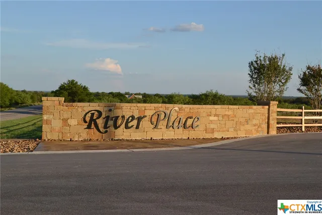 a street sign on a wall next to a yard