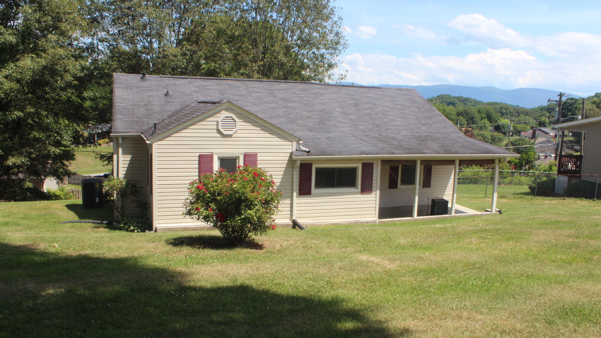 228 Jonesboro Road Bristol, TN 37620 - Photo 1 of 13 IMG_3460